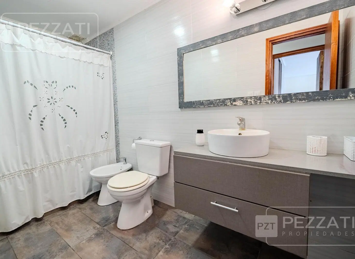 Chalet en venta en Parque Luro. Tres dormitorios. Garage varios autos. Piscina. Quincho. Jardin 5