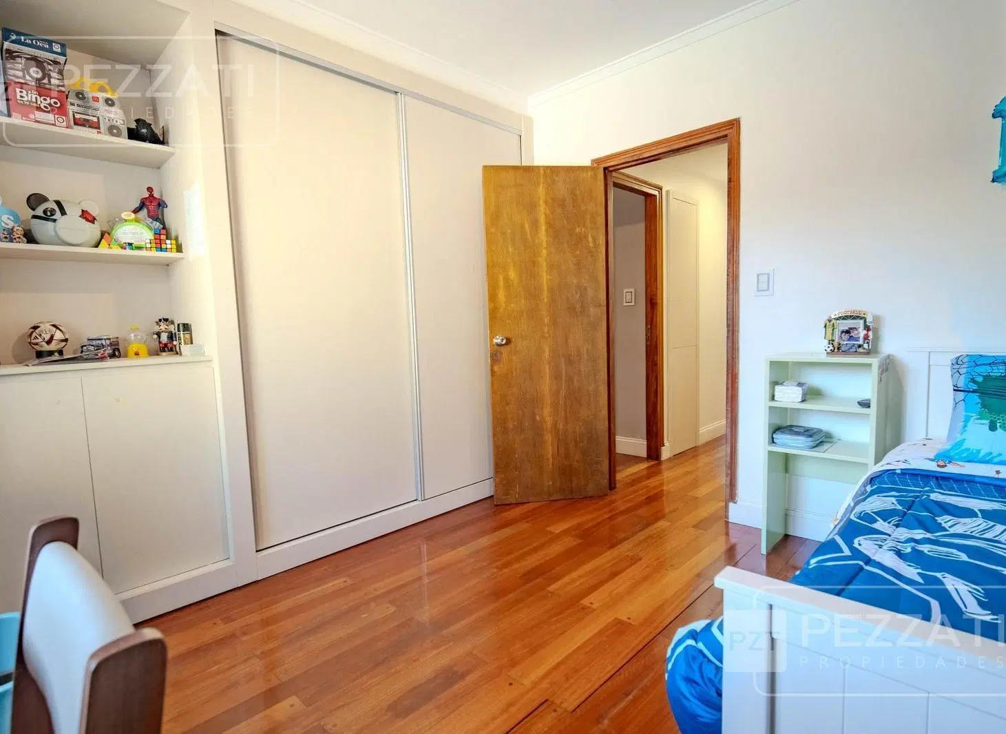 Chalet en venta en Parque Luro. Tres dormitorios. Garage varios autos. Piscina. Quincho. Jardin 2