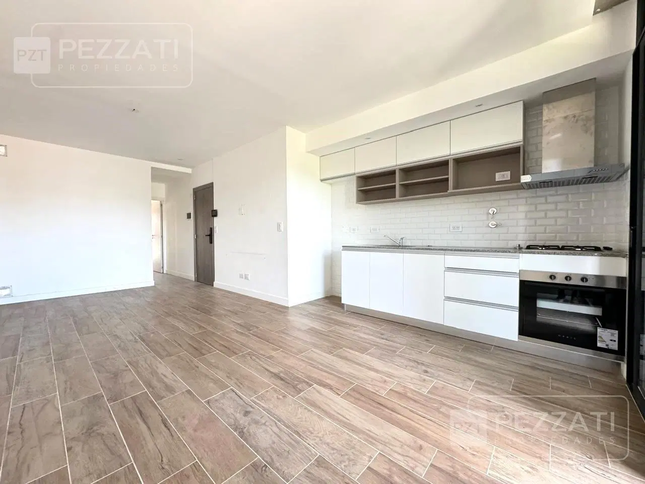 Departamento en alquiler por 24 meses. Marcocentro. Al frente. Dos balcones. Cochera 2