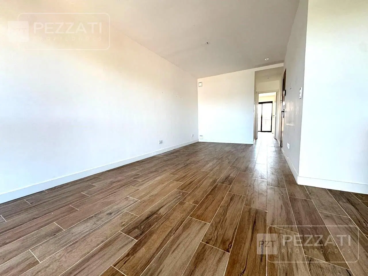 Departamento en alquiler por 24 meses. Marcocentro. Al frente. Dos balcones. Cochera 3