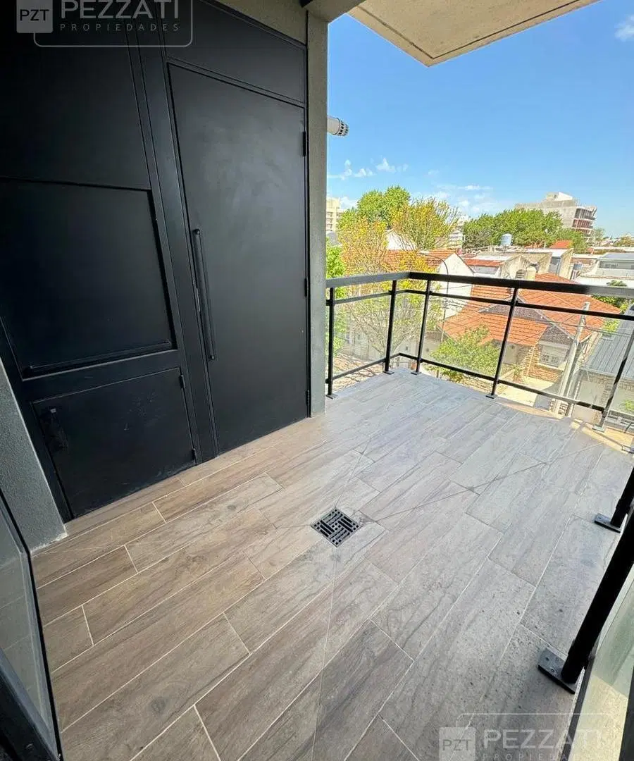 Departamento en alquiler por 24 meses. Marcocentro. Al frente. Dos balcones. Cochera 4