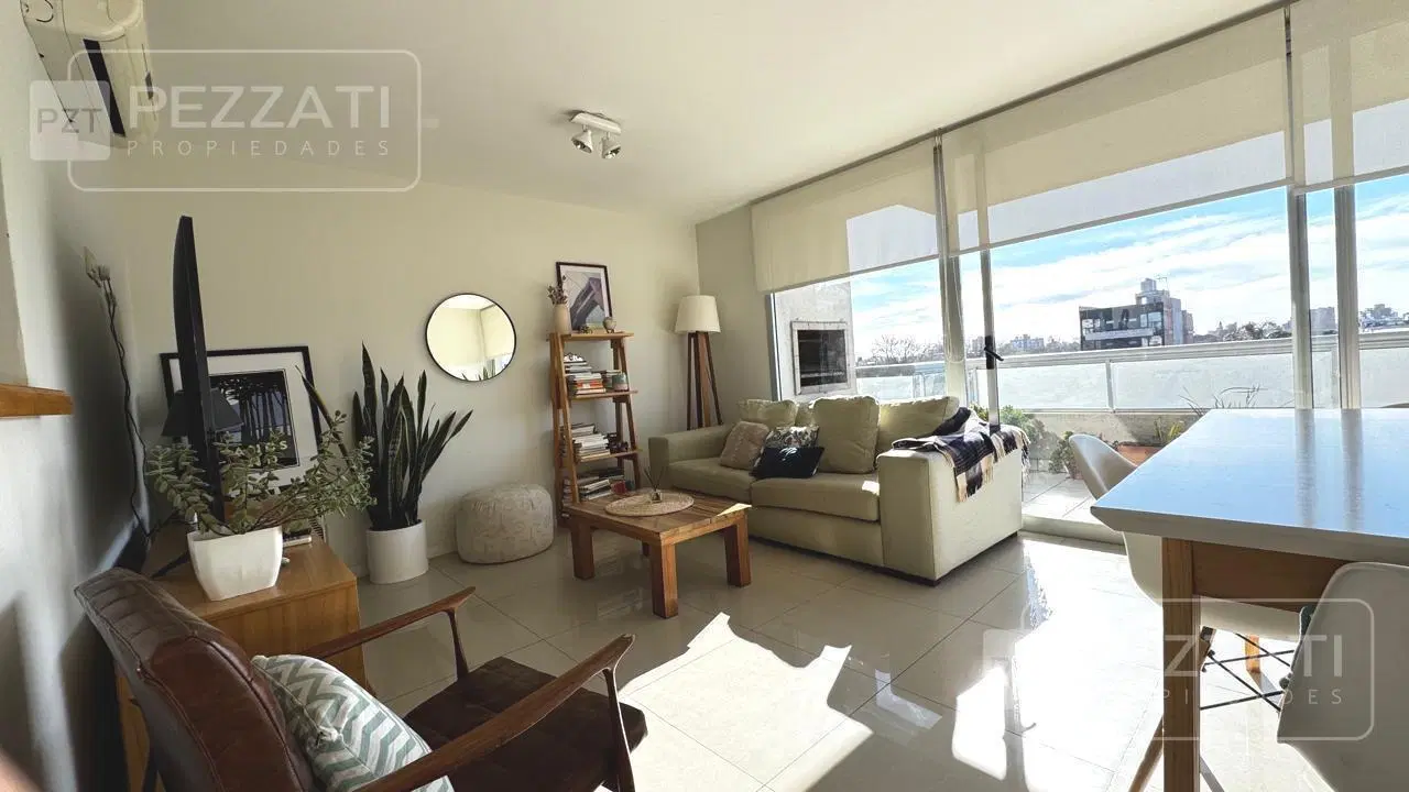 Departamento en venta. Zona complejo universitario. Contrafrente con balcòn terraza. Muy luminoso 3