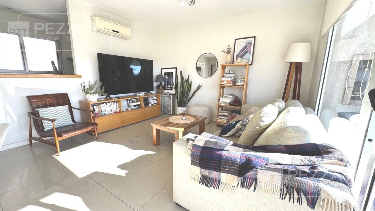Departamento en venta. Zona complejo universitario. Contrafrente con balcòn terraza. Muy luminoso 2