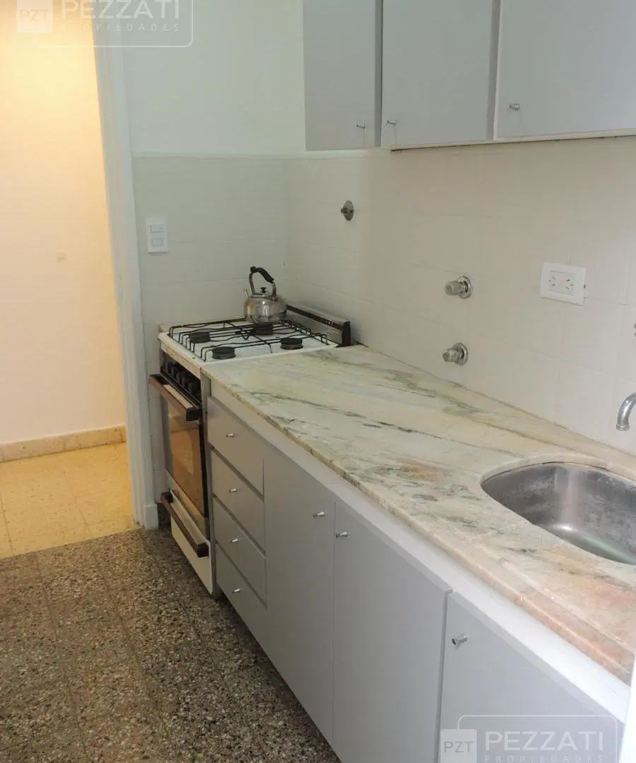 2 ambientes en alquiler . 24 meses. H.Yrigoyen y R. Peña. Contrafrente. Cocina y lavadero separado 2