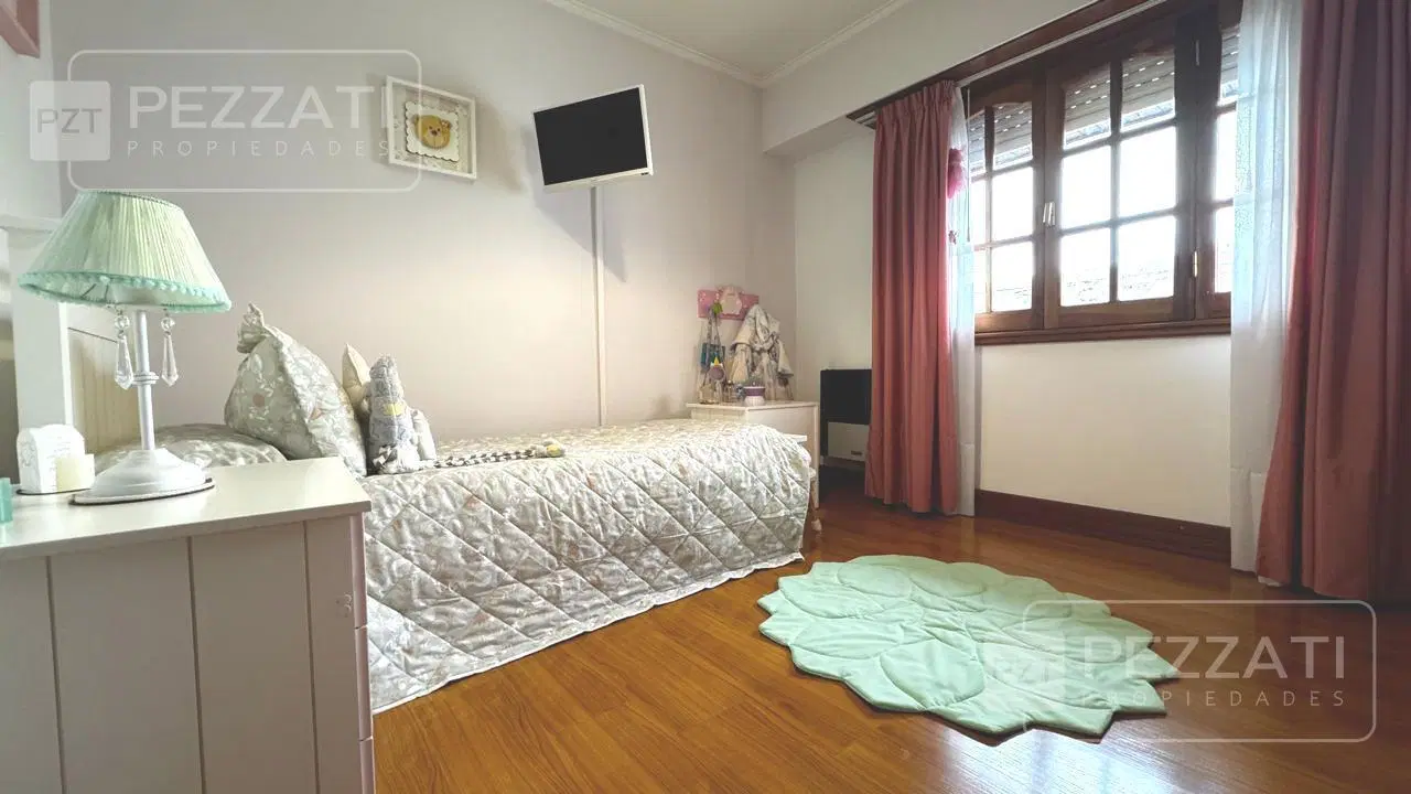 Chalet en venta. Zona Parque Luro. 3 dormitorios. Garage doble. Jardin con parrilla 3