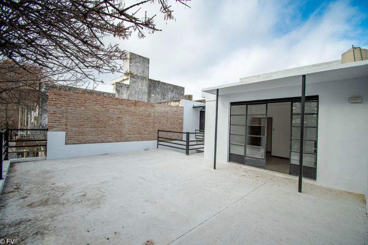 CASA DOS DORMITORIOS CON COCHERA EN ALQUILER 3