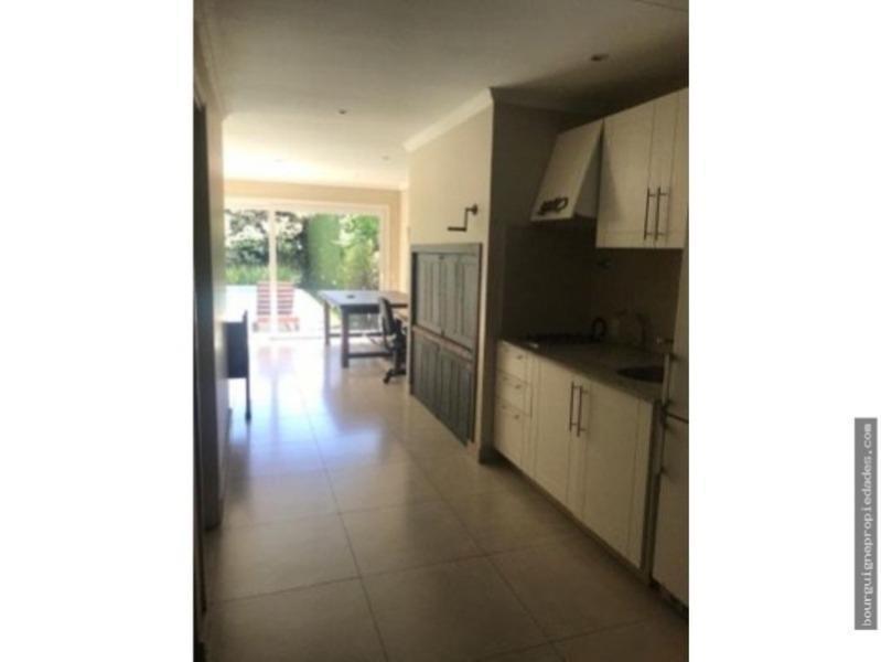 Importante Chalet de Estilo en El Corazón del Barrio Los Troncos. 3
