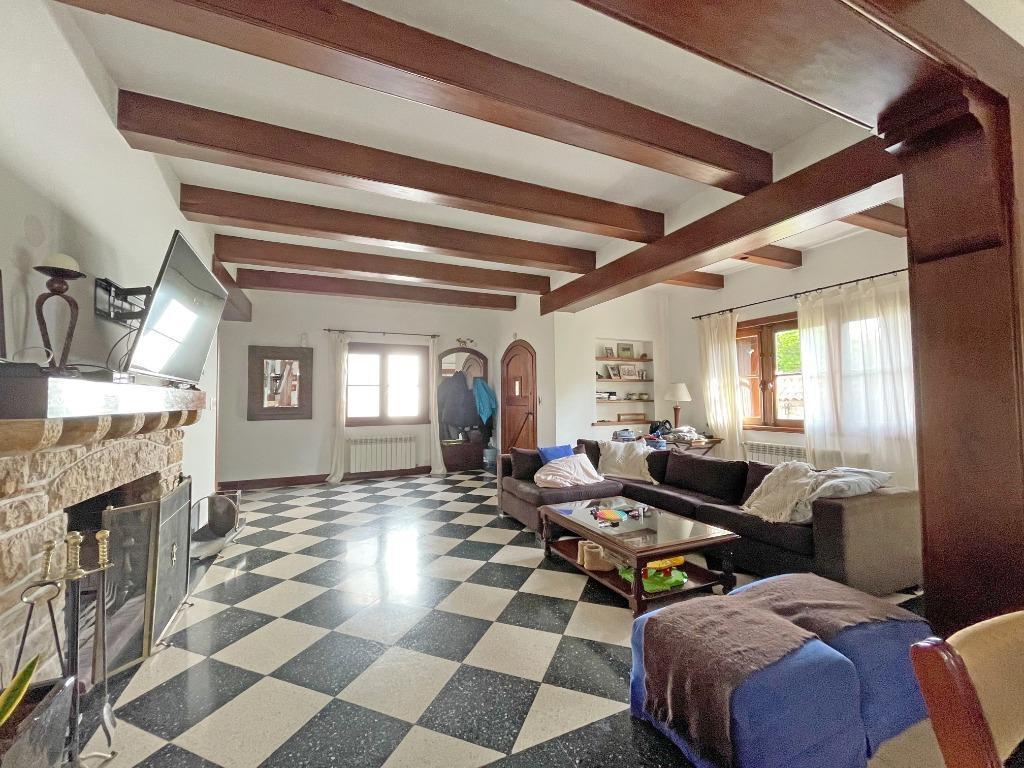 Venta Impecable Chalet con Gran Lote en Stella Maris 4