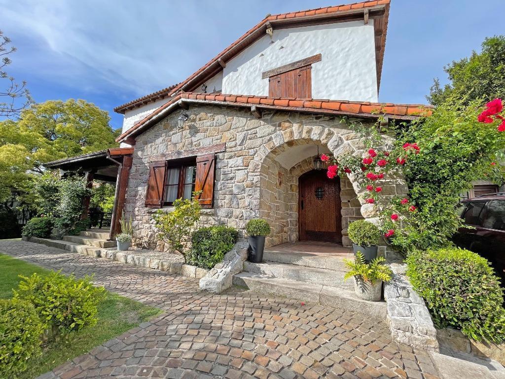 Venta Impecable Chalet con Gran Lote en Stella Maris 2