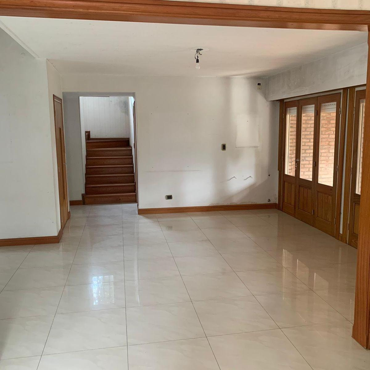 Venta Impecable Casa 5 Amb. en Barrio El Grosellar 3