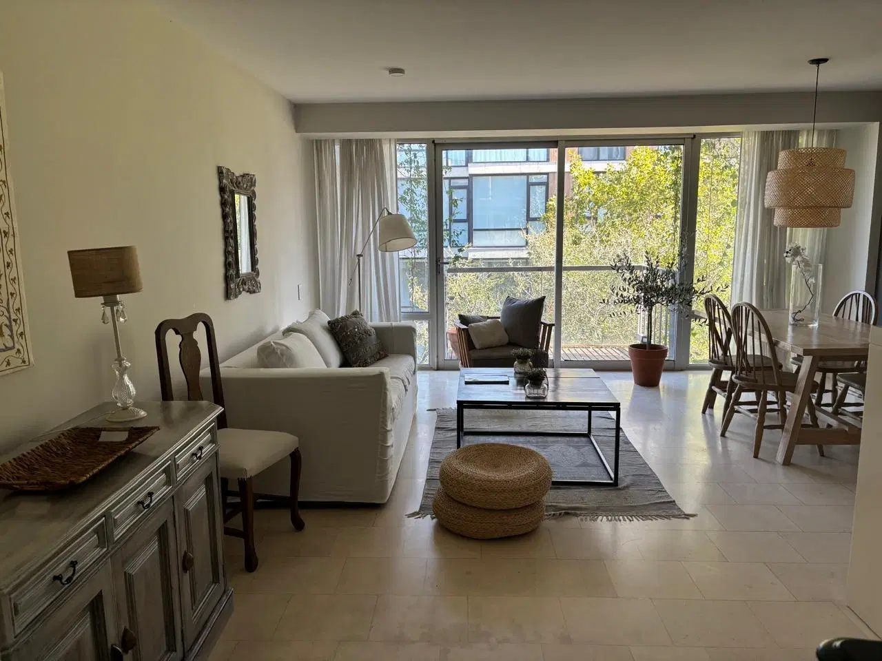 Alquiler por temporada de invierno moderno departamento de tres ambientes escritorio en Zona Gueme 2