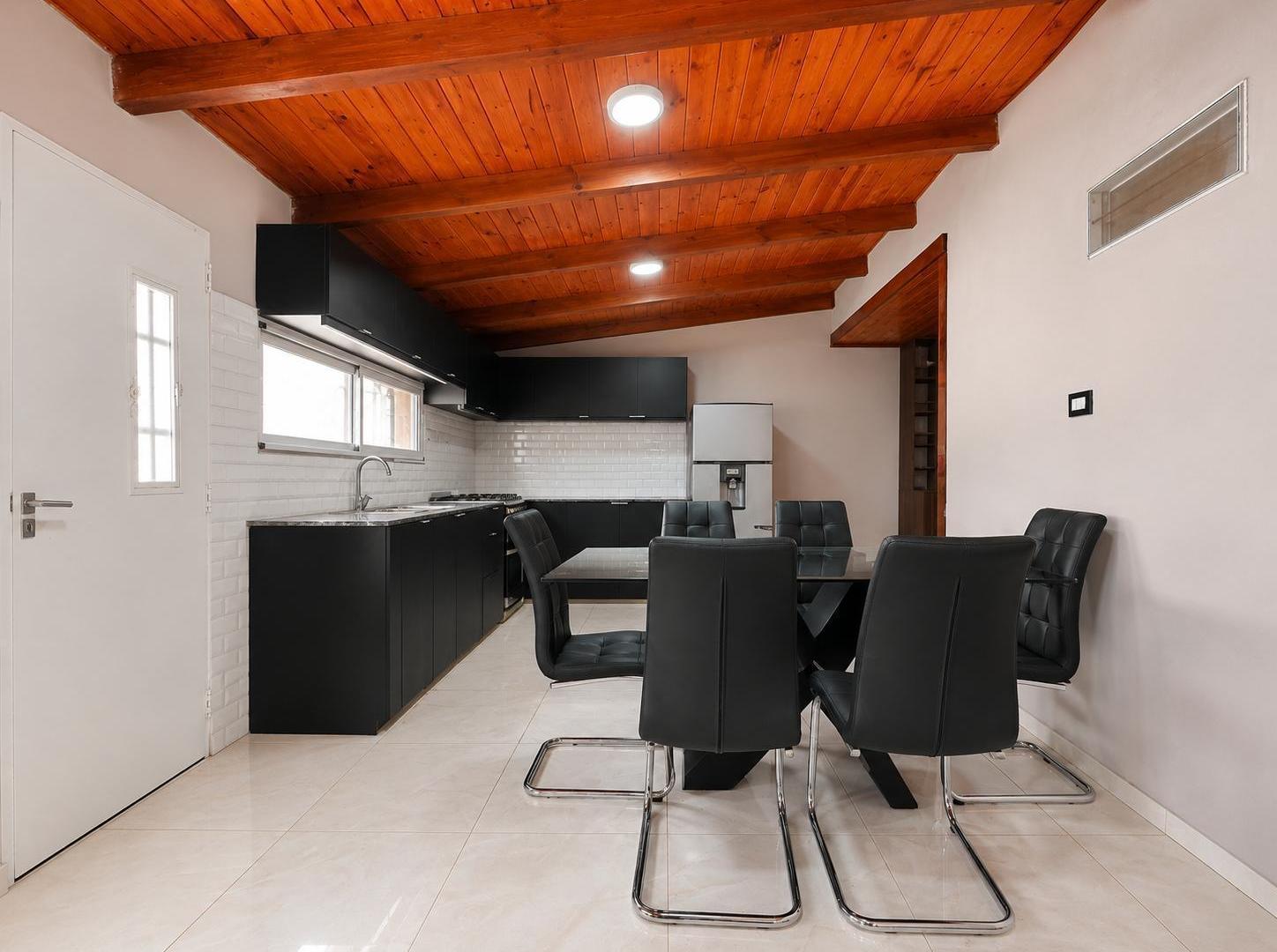 Foto de CASA DE 2 DORMITORIOS CON PISCINA Y POTENCIAL COMERCIAL, imagen 5