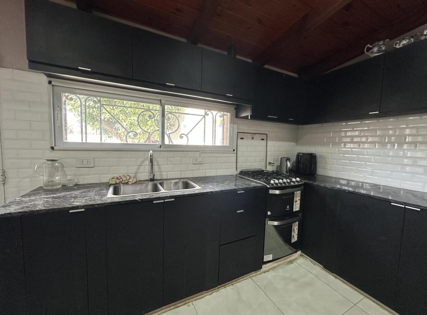 Foto de CASA DE 2 DORMITORIOS CON PISCINA Y POTENCIAL COMERCIAL, imagen 2