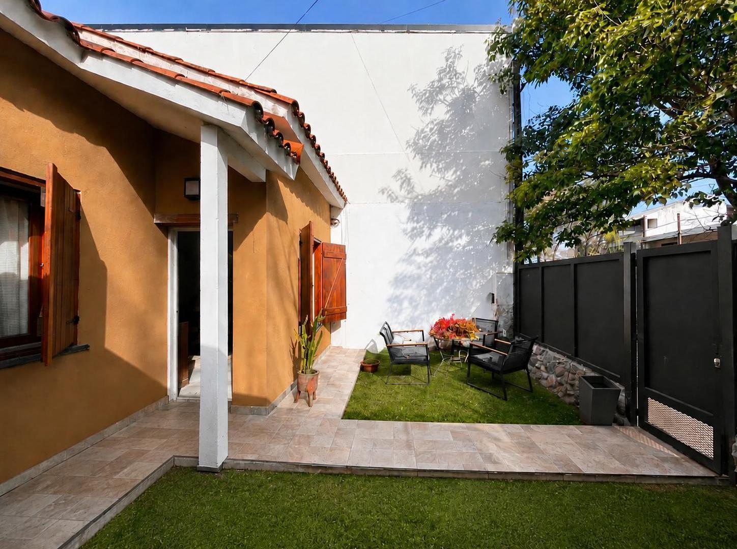 Foto de CASA DE 2 DORMITORIOS CON PISCINA Y POTENCIAL COMERCIAL, imagen 3
