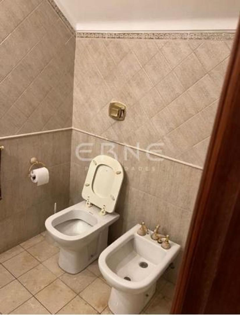 Casa 5 AMB sobre calle alem con quincho y parque