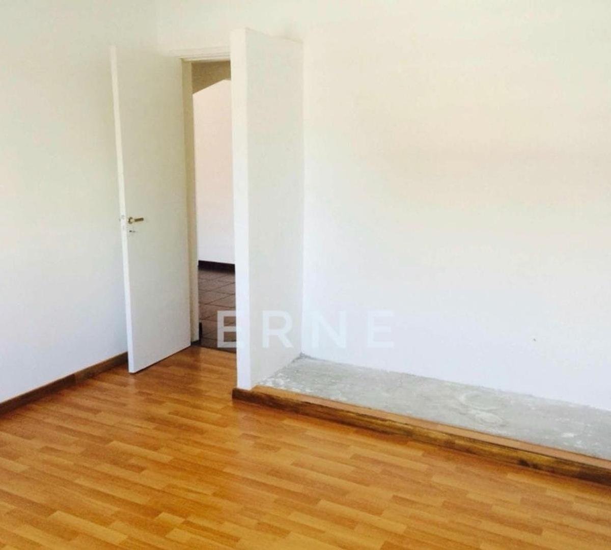 Cochera más casa reciclada a nuevo de 3 ambientes.