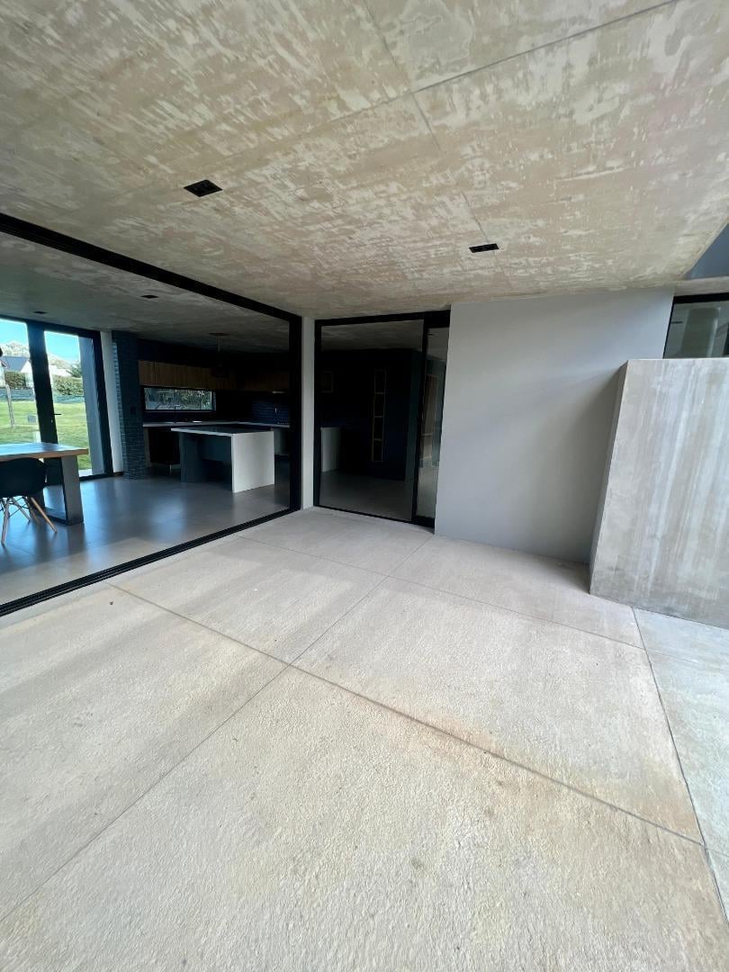 CASA 4 AMBIENTES CON PISCINA EN ARENAS DEL SUR