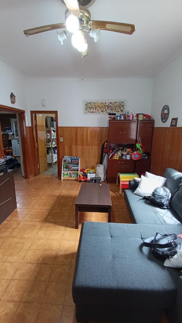 Casa cinco ambientes con local, quincho, jardin y terraza