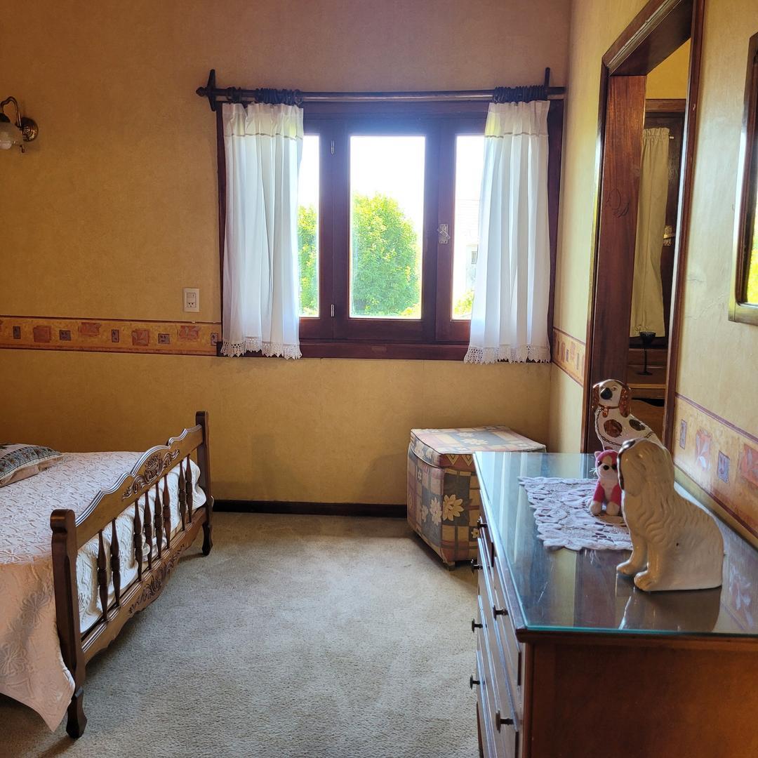 Chalet 7 Ambientes en 3 Plantas con Quincho y Gran Parque 4
