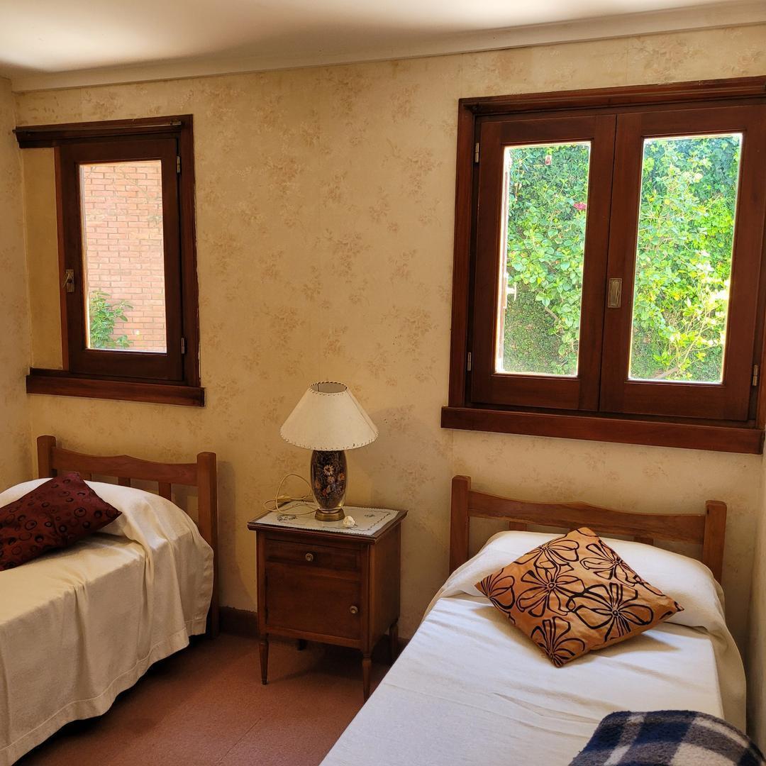 Chalet 7 Ambientes en 3 Plantas con Quincho y Gran Parque 3