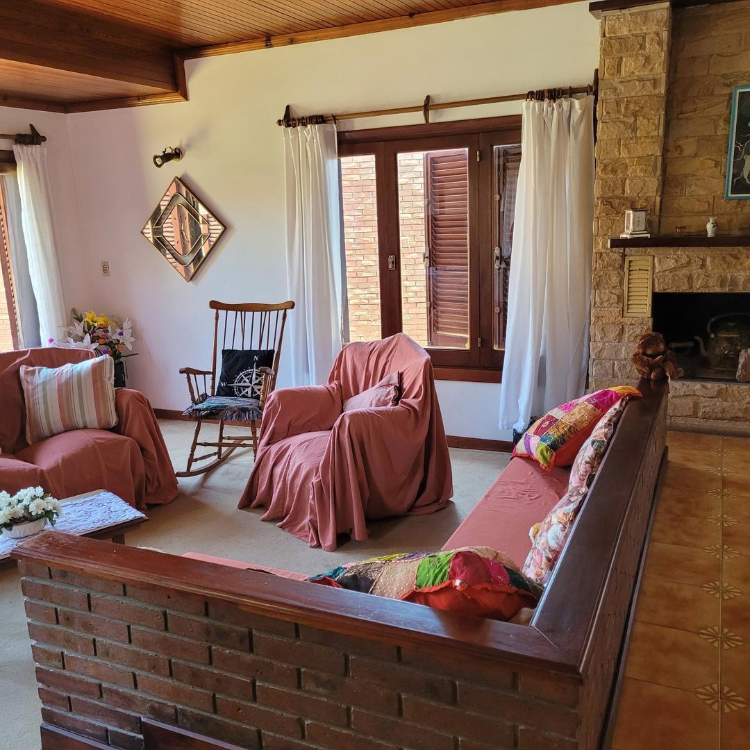 Chalet 7 Ambientes en 3 Plantas con Quincho y Gran Parque 1
