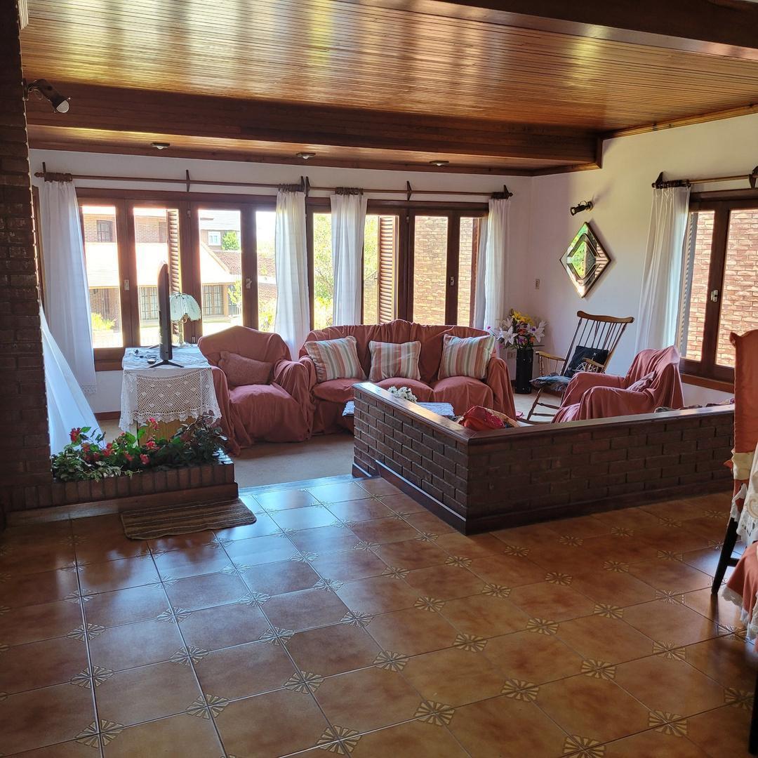 Chalet 7 Ambientes en 3 Plantas con Quincho y Gran Parque 2