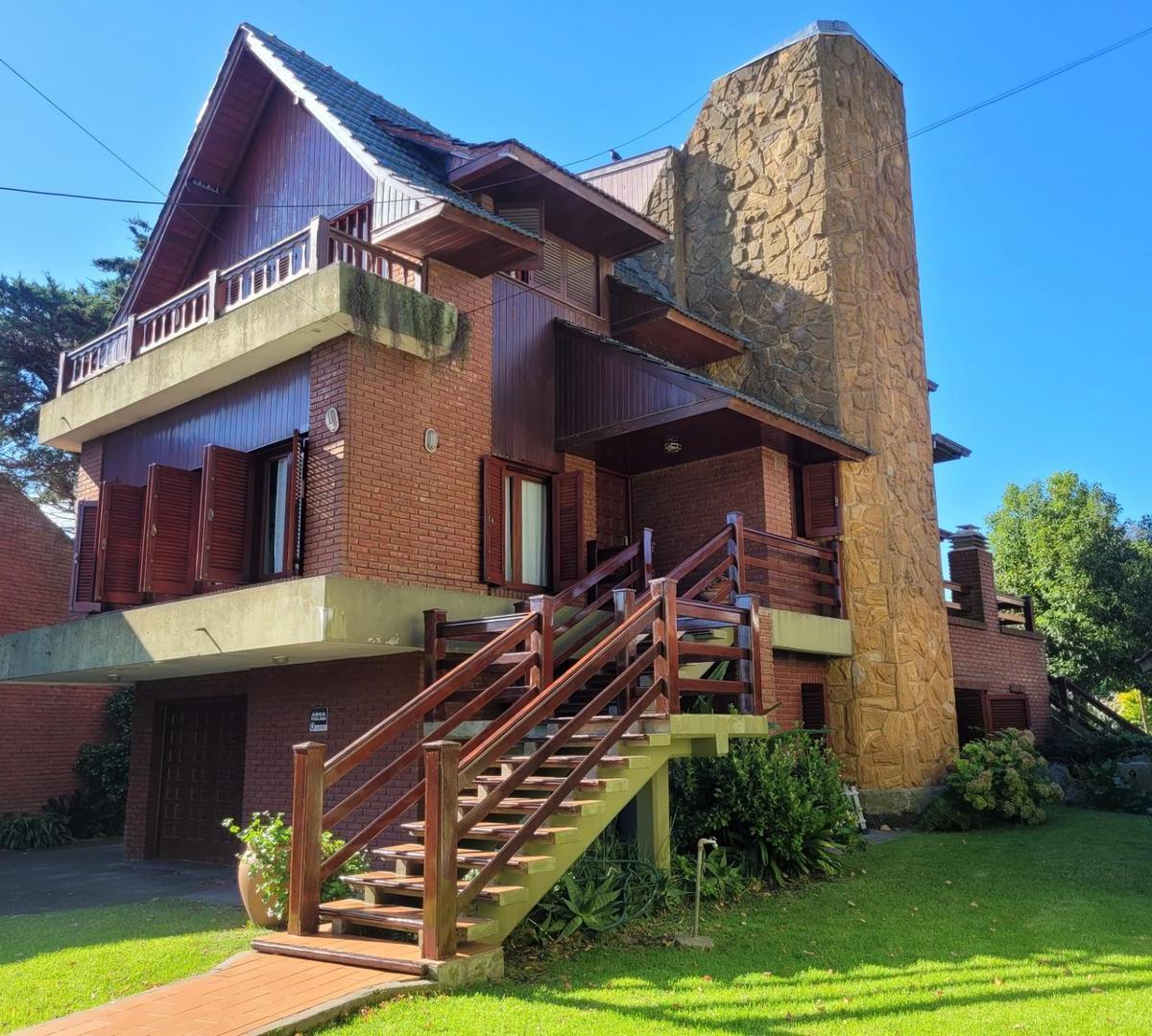 Chalet 7 Ambientes en 3 Plantas con Quincho y Gran Parque 1