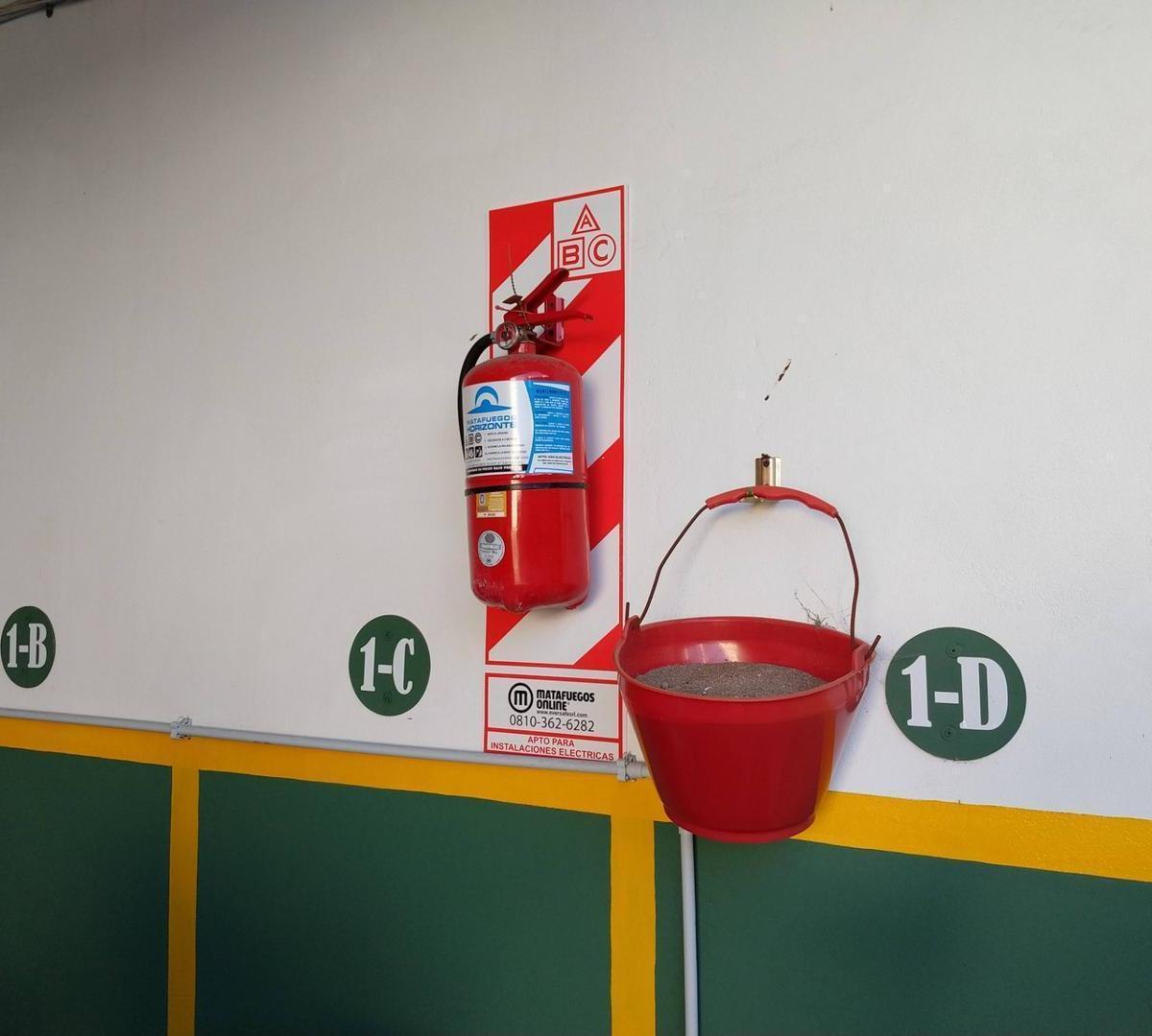 Foto de DOS LOTES R4 DONDE FUNCIONA ACTUALMENTE UNA COCHERA, imagen 5