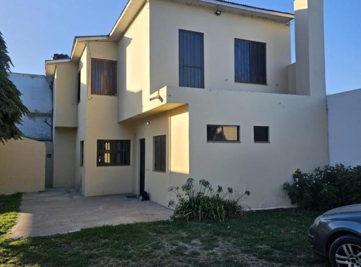CHALET 4 AMBIENTES BARRIO CONSTITUCION