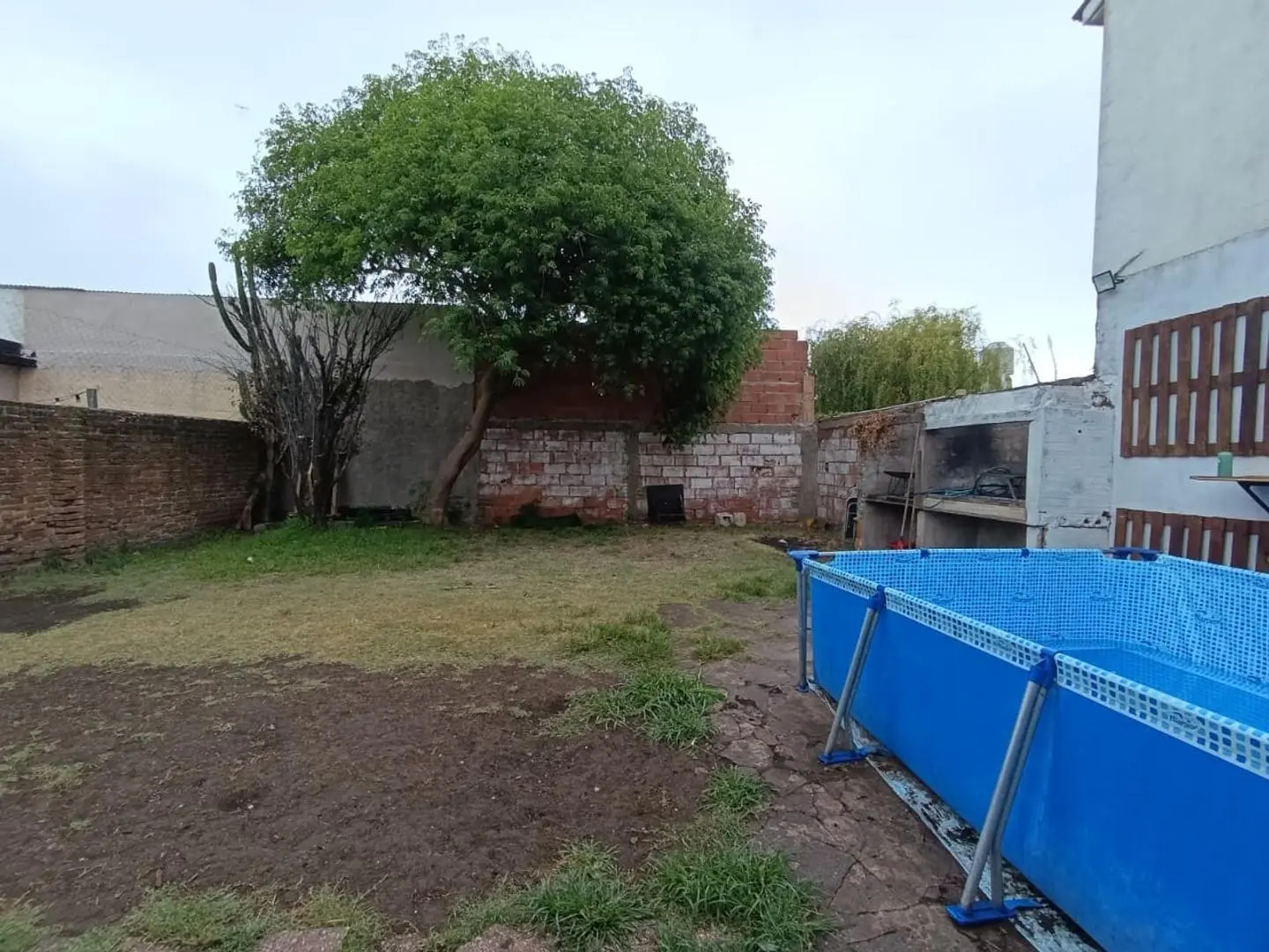 CASA TRES AMBIENTES, GRAN PATIO, COCHERA. 4