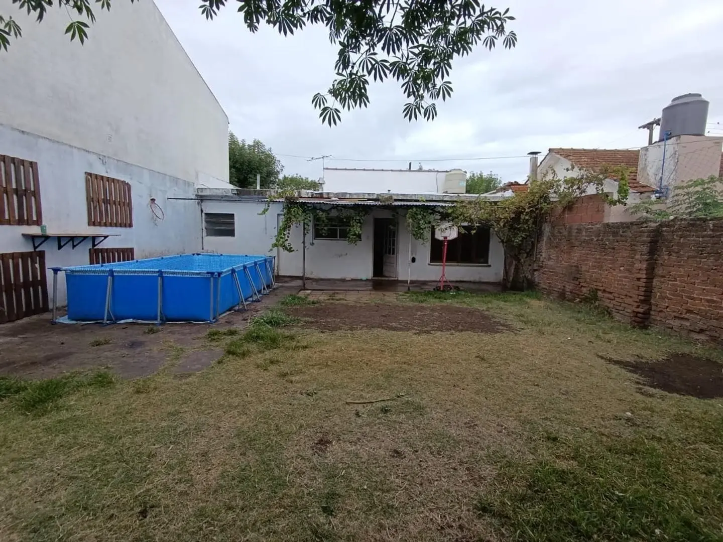 CASA TRES AMBIENTES, GRAN PATIO, COCHERA. 3