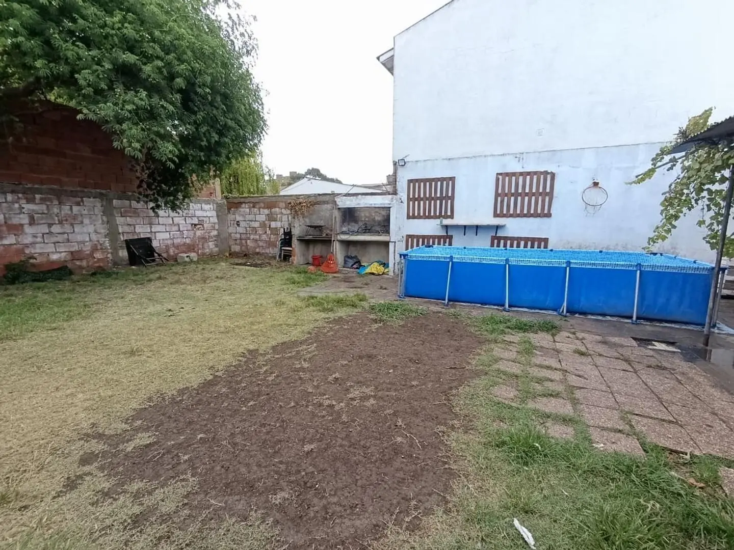 CASA TRES AMBIENTES, GRAN PATIO, COCHERA. 2