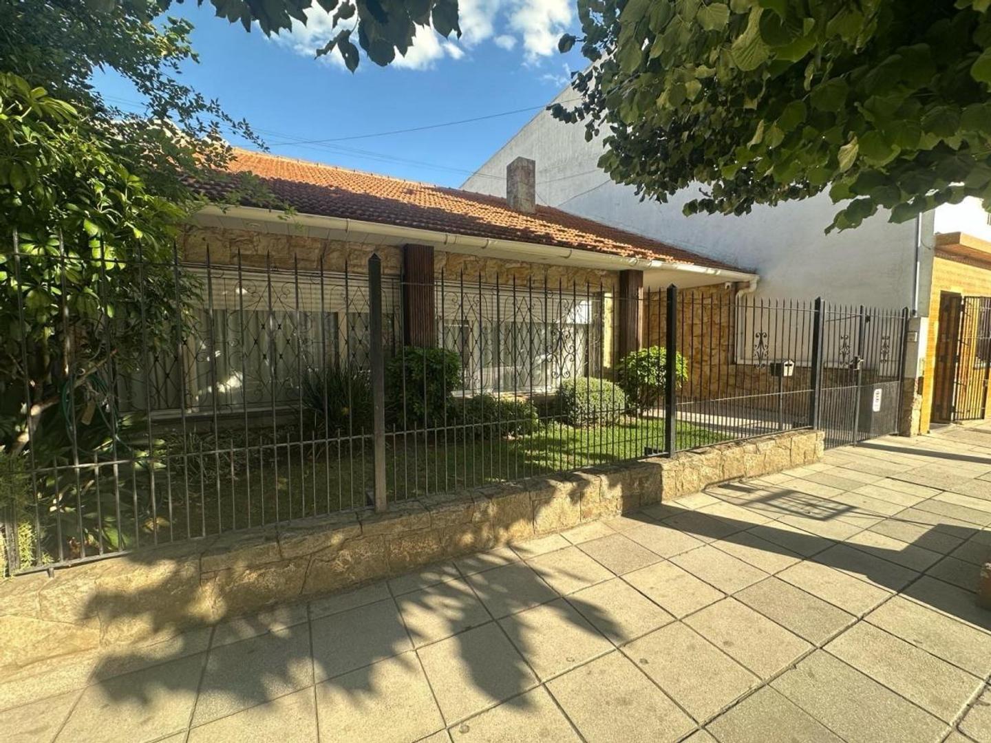 Casa 5 ambientes con cochera, patio y quincho