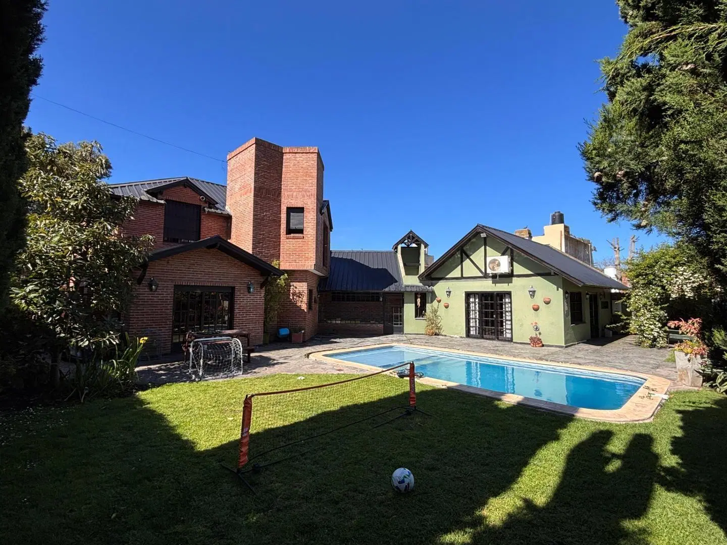 Importante chalet con 5 habitaciones, quincho, pileta y coch 2