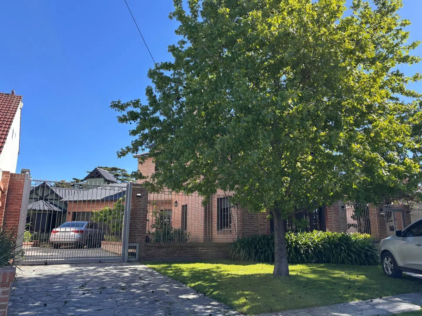 Importante chalet con 5 habitaciones, quincho, pileta y coch 4