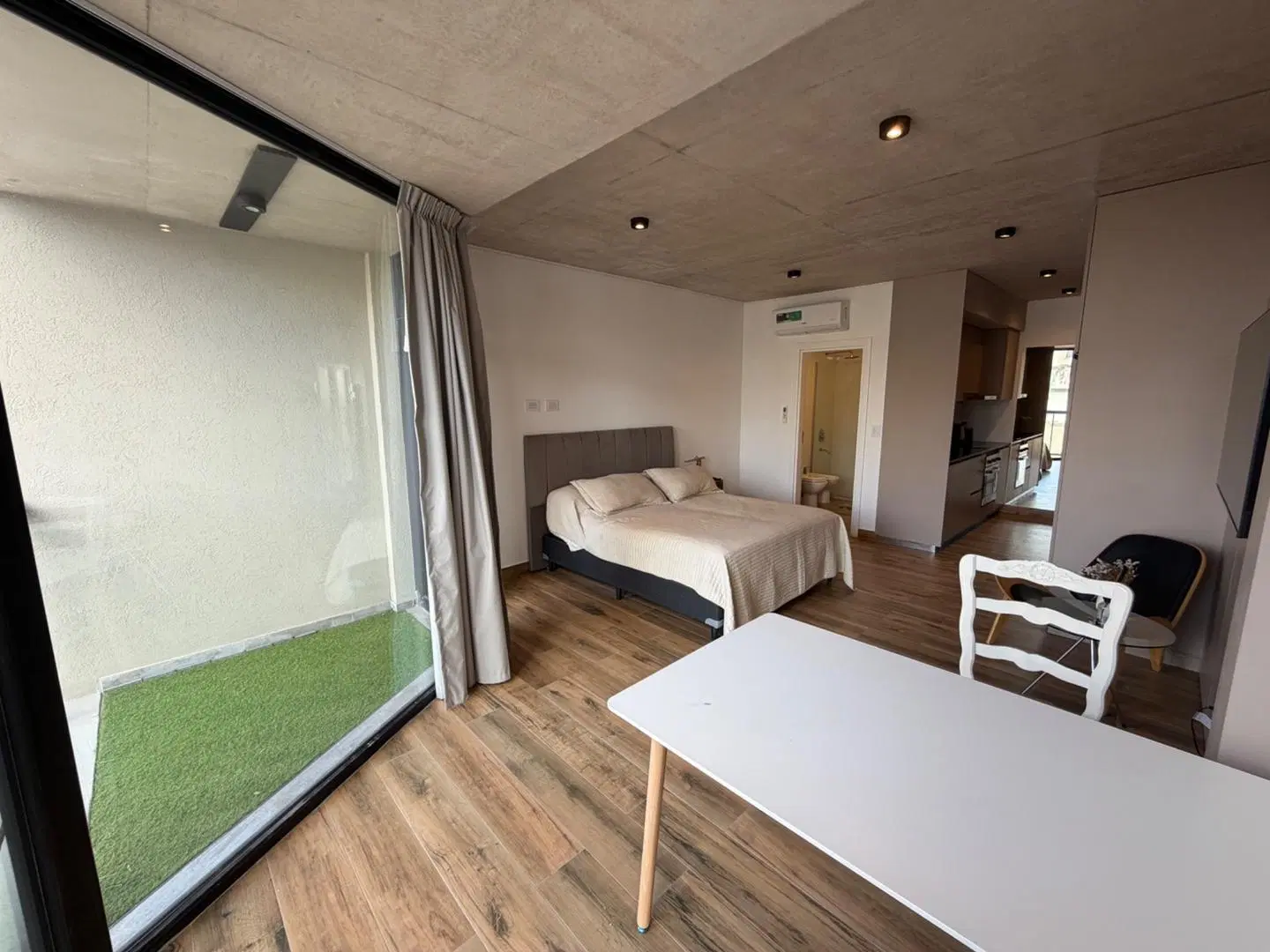 Monoambiente Moderno con balcon Amueblado 4