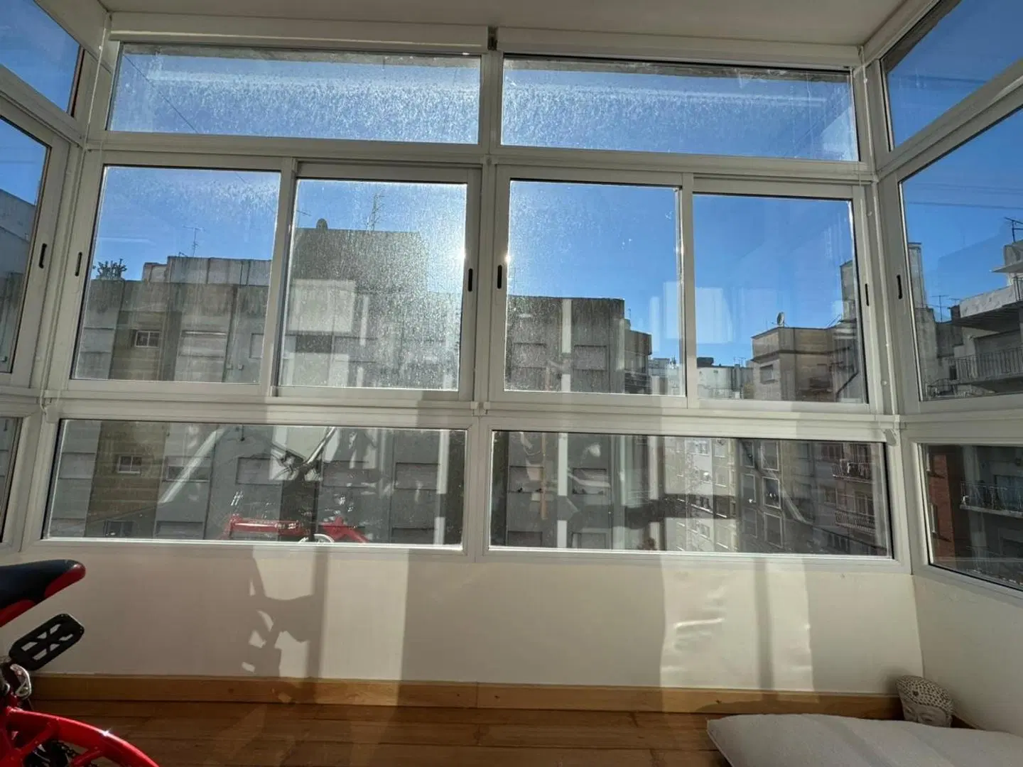 DEPARTAMENTO DE 3 AMBIENTES RECICLADO CON DOS BALCONES. 3