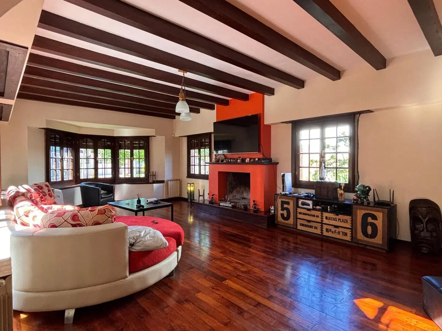 Importante chalet con 5 habitaciones, quincho, pileta y coch 4