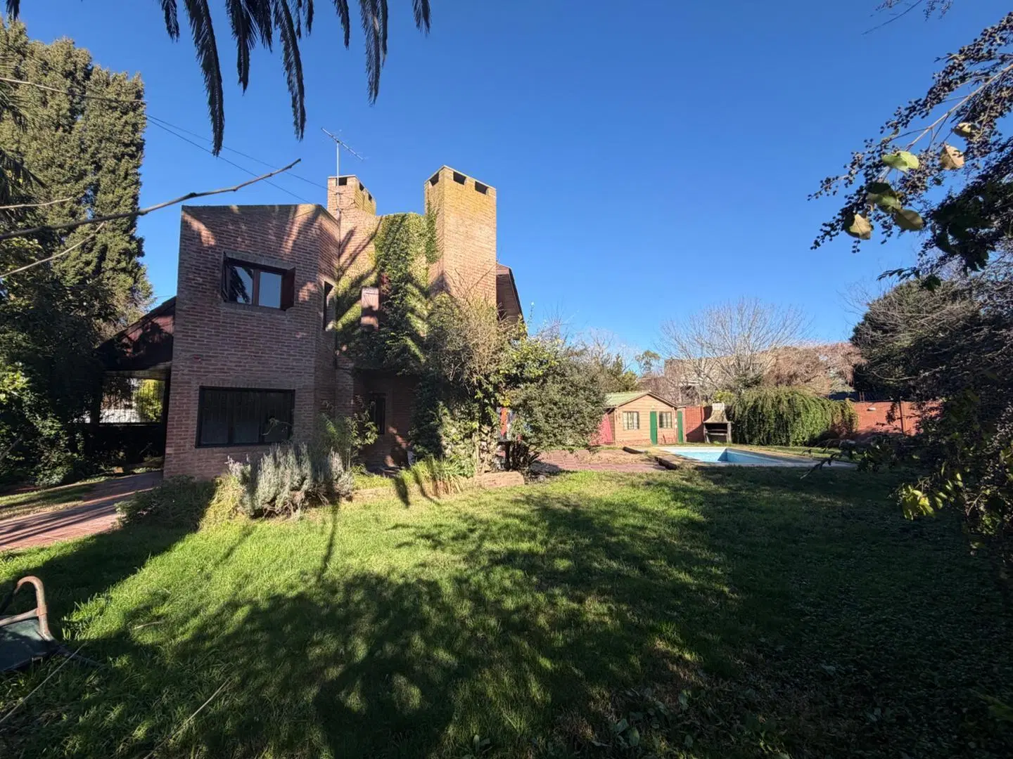 Venta Chalet 4 Ambientes en Doble Lote con quincho y pileta 2