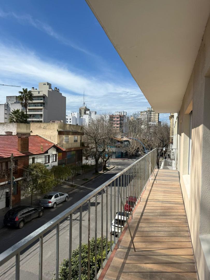 Foto de DEPARTAMENTO 4 AMB CON COCHERA Y BALCÓN CORRIDO, imagen 2