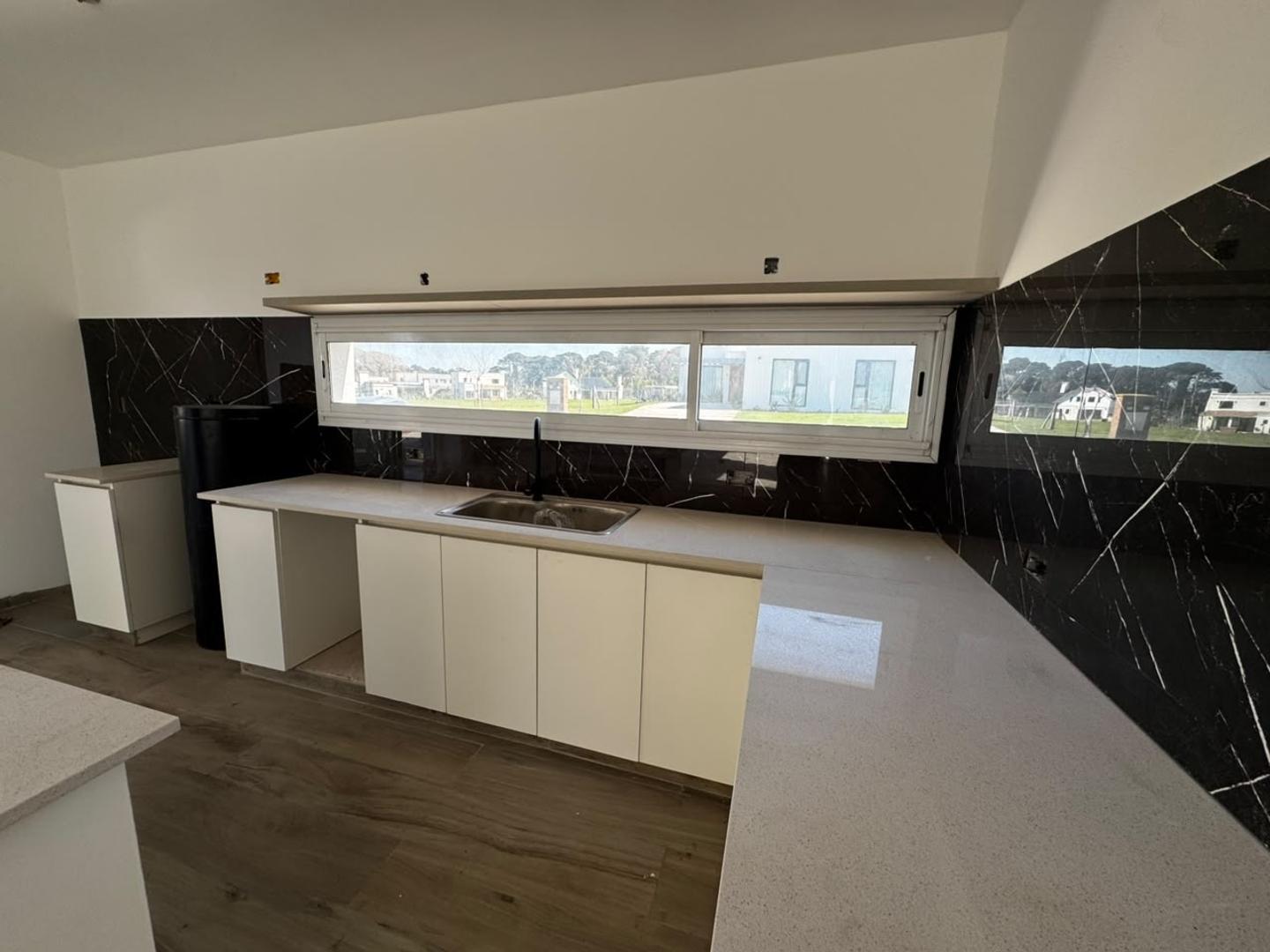 Foto de CASA CUATRO AMBIENTES A ESTRENAR EN ARENAS CHICO, imagen 3