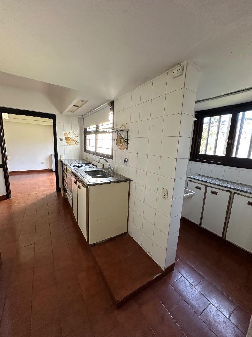 Foto de HERMOSO CHALET CUATRO AMBIENTES EN BARRIO PARQUE LURO, imagen 3