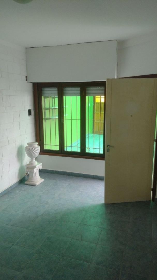 Foto de PH al fondo con cochera y patio, imagen 1