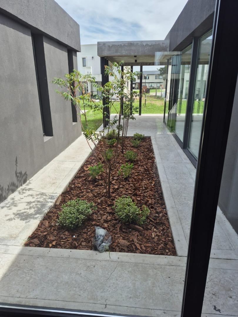 Foto de Venta Casa 4 ambientes a estrenar con piscina Rumencó Joven, imagen 1