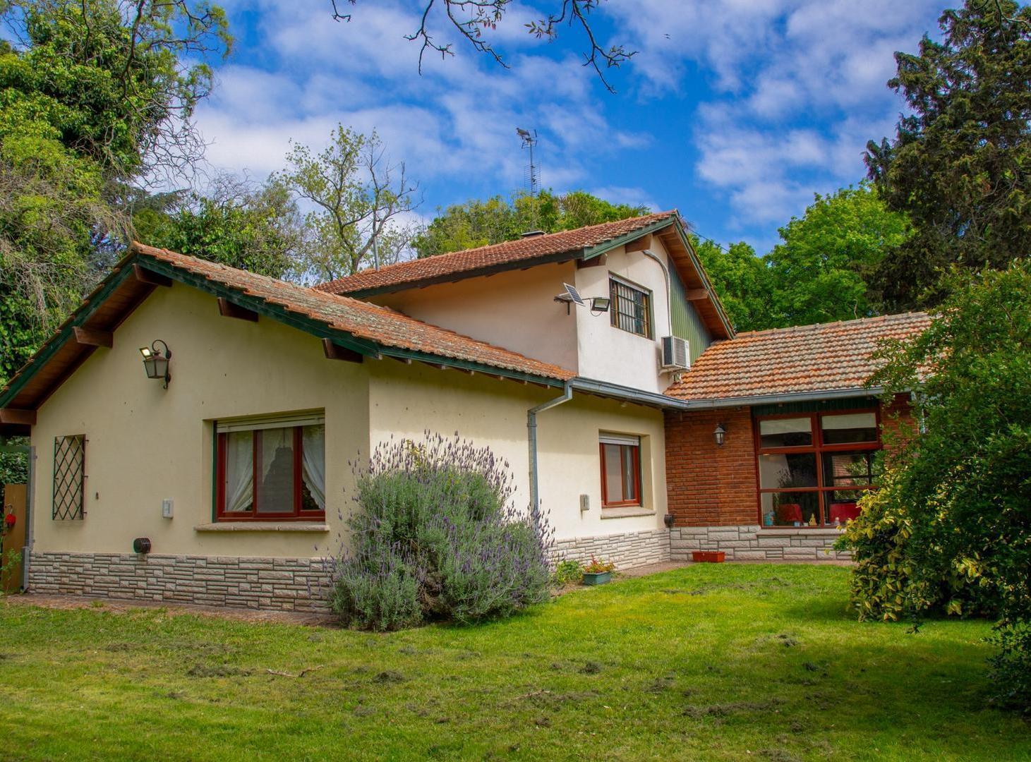 Foto de Hermosa Casa 4 Amb + Escritorio, quincho, parque y cochera, imagen 4