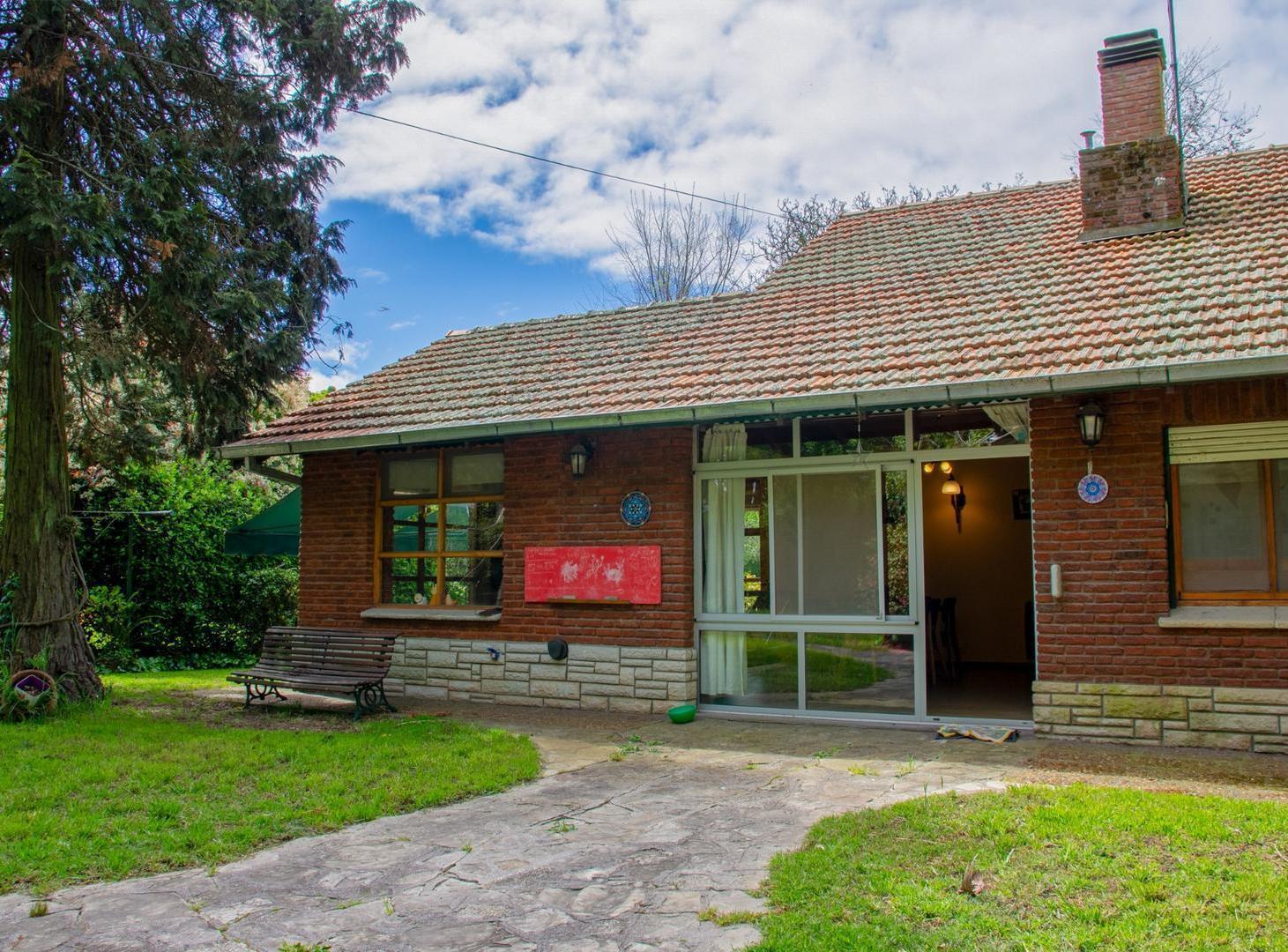 Foto de Hermosa Casa 4 Amb + Escritorio, quincho, parque y cochera, imagen 3