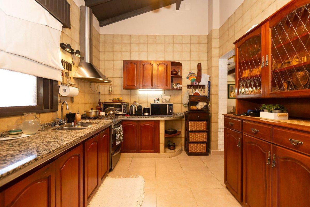 Venta de Casa de 5 Amb en Hurlingham - Permuta 5
