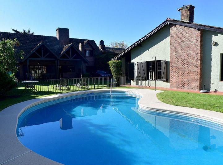 CASA VENTA / PERMUTA ITUZAINGO 5 AMB - financia 4