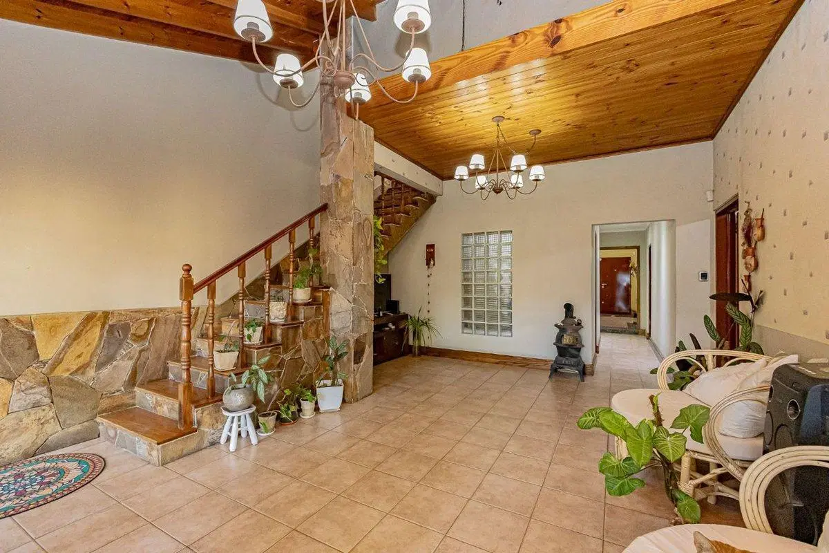 CASA LOTE PROPIO 5 AMBIENTES - JARDIN Y COCHERA 2