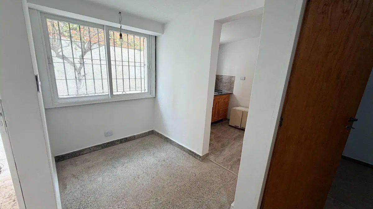 SE ALQUILA PH 2 AMB CON PATIO- A ESTRENAR-CASEROS 4